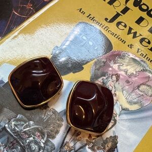 Preowned vintage Alexis Kirk Acrylic/Resin/plastic like clip on earrings